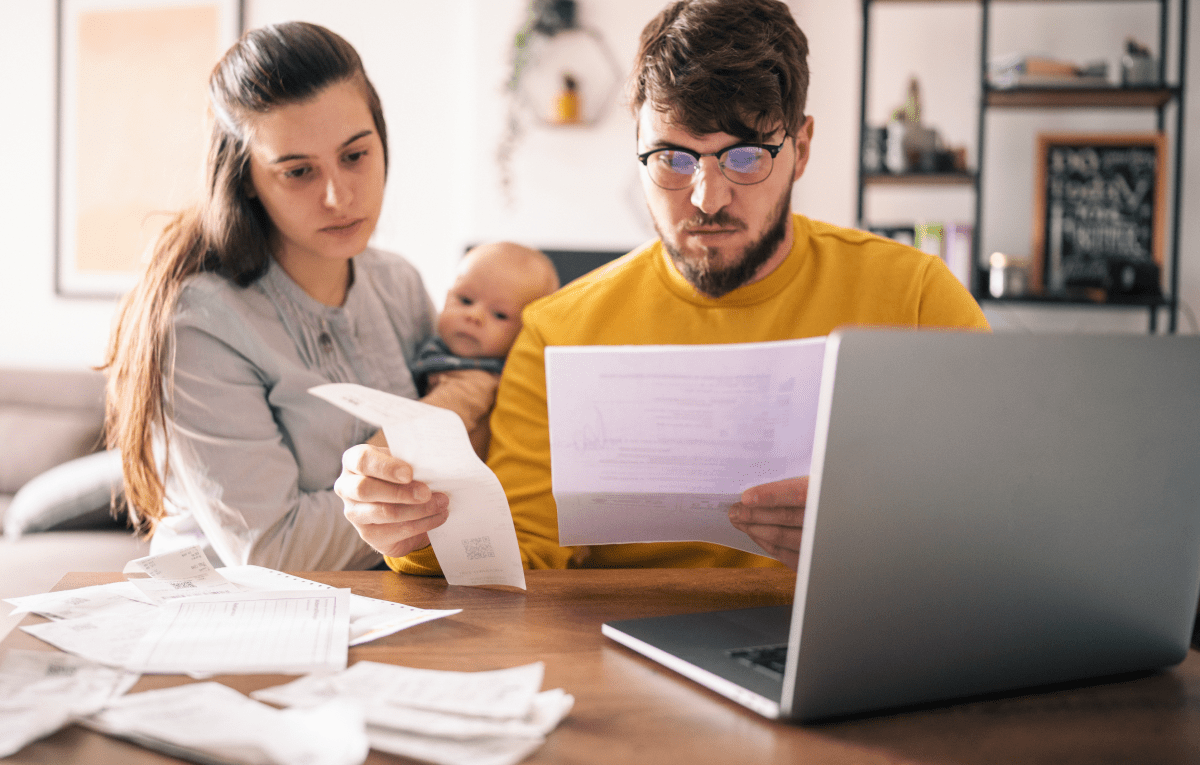 Nuevos padres con un bebé pequeño que revisan su necesidad de presentar una extensión de impuestos