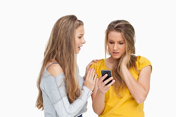 Mujeres jóvenes hablando sobre el ciberacoso de teléfonos inteligentes