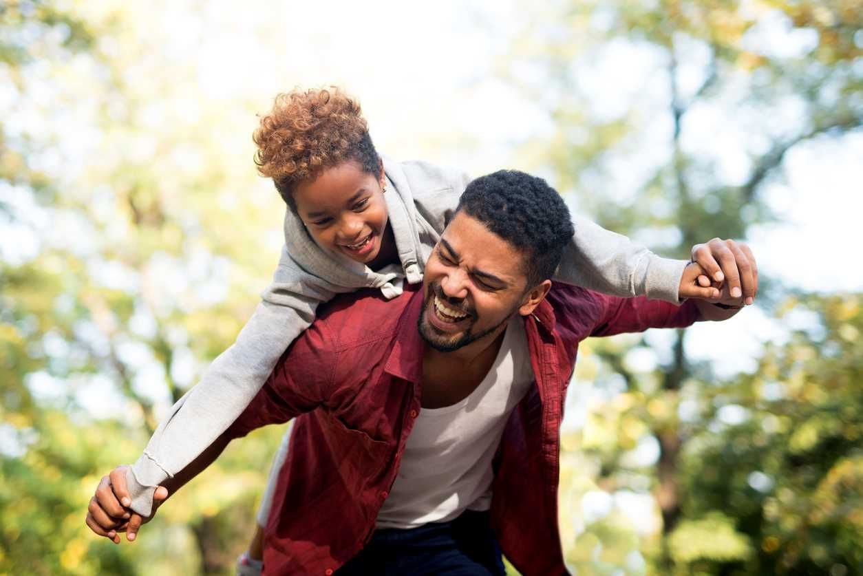 Niño adoptado jugando con el padre