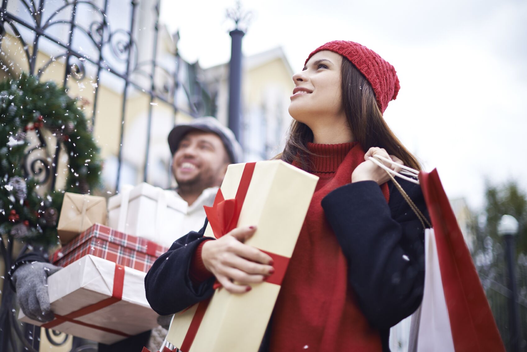 Pareja de compras navideñas