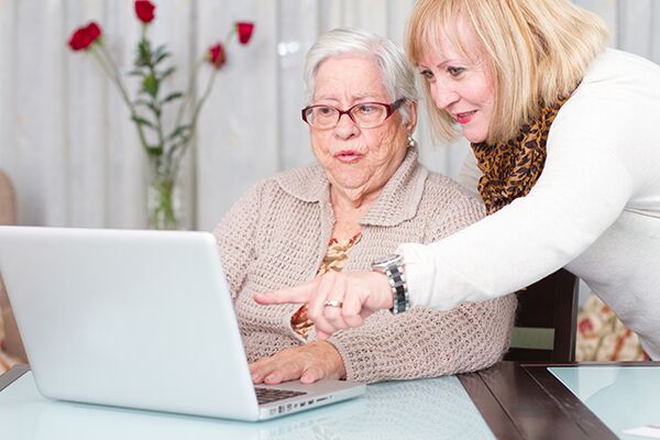 Mujeres mirando la pantalla del portátil