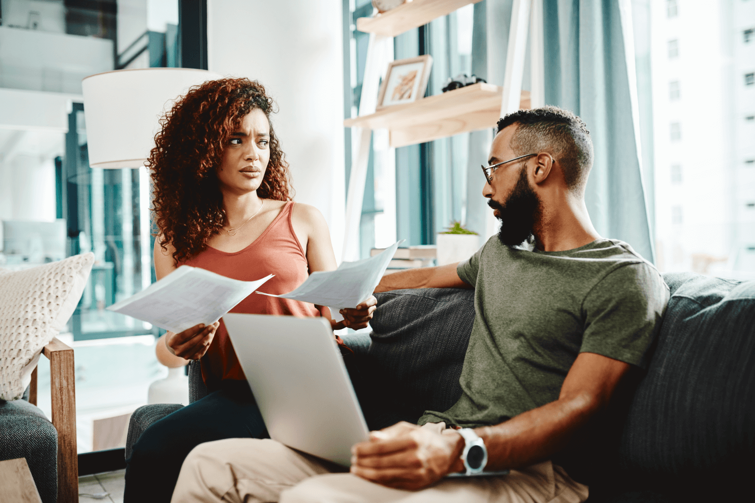 Una pareja discutiendo el cambio de nombre de una mujer