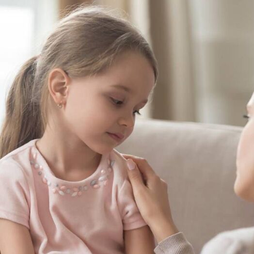 Niña consolada por su madre