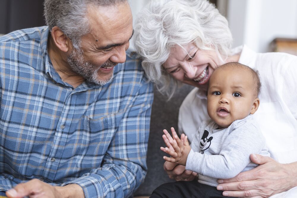 abuela sosteniendo bebé