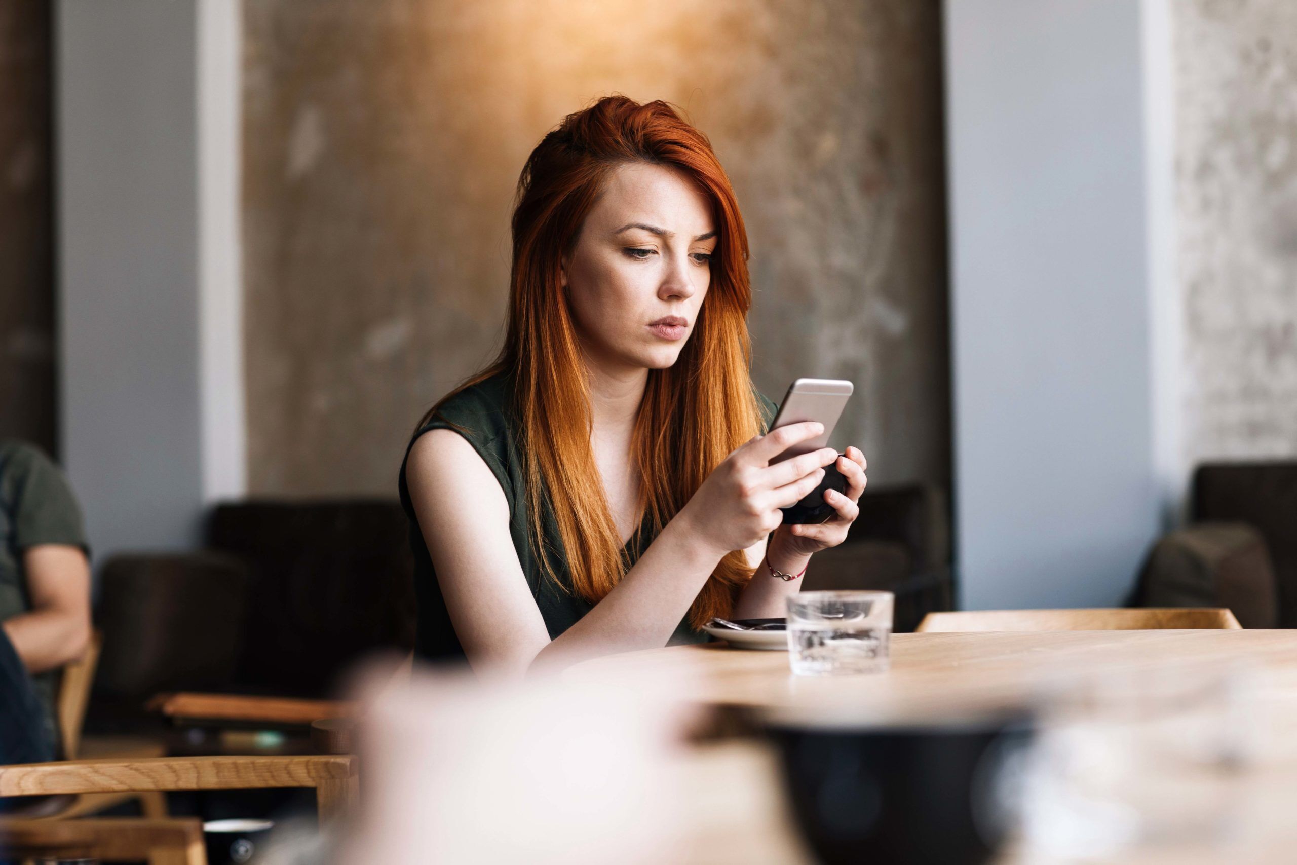 Mujer revisando las redes sociales en su teléfono inteligente