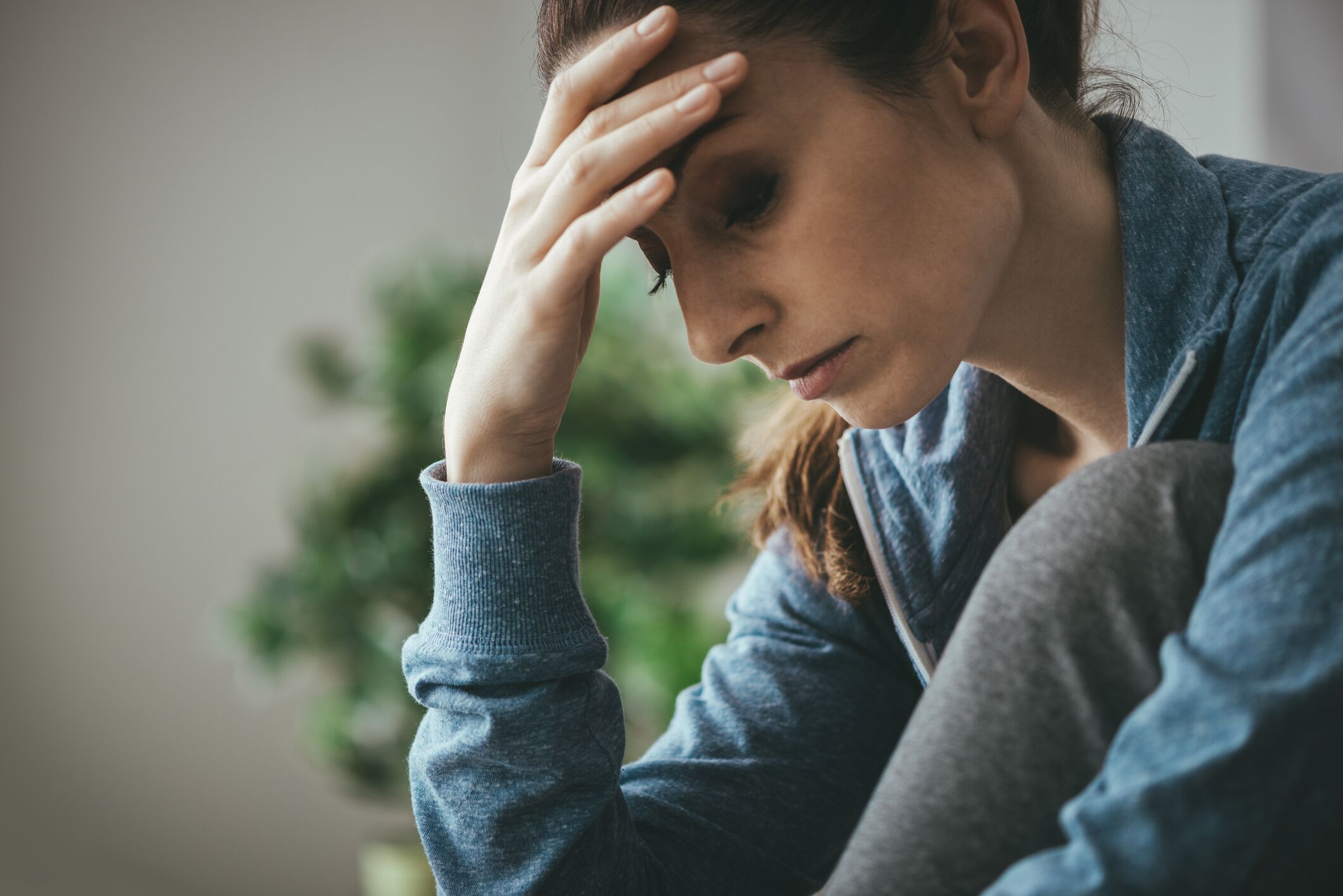 Triste mujer lidiando con la violencia doméstica