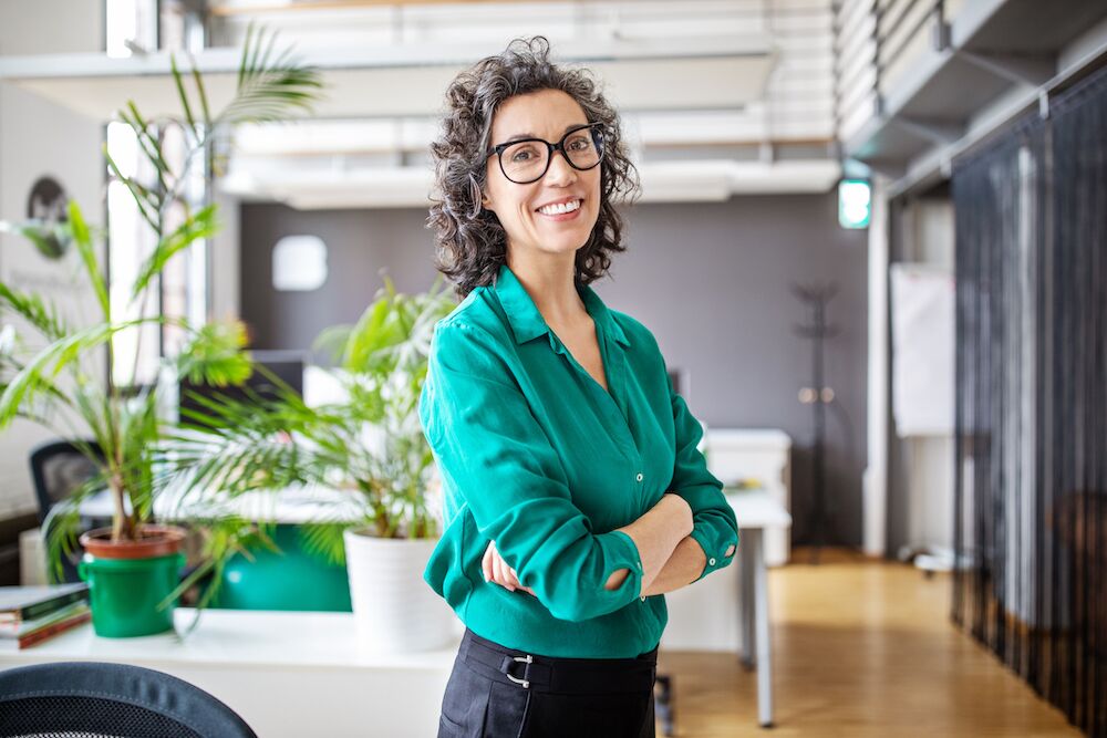 mujer de negocios, en, oficina