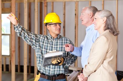 Pareja hablando con un contratista de construcción