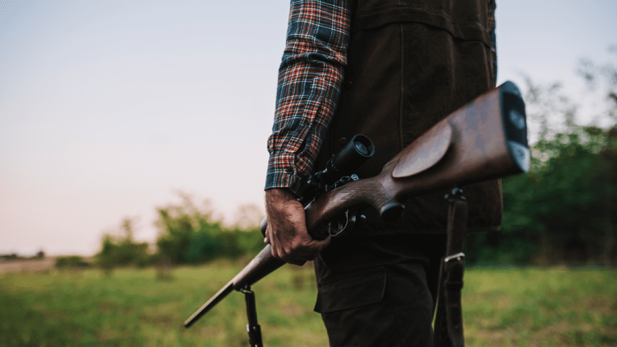 Cazador que lleva un rifle