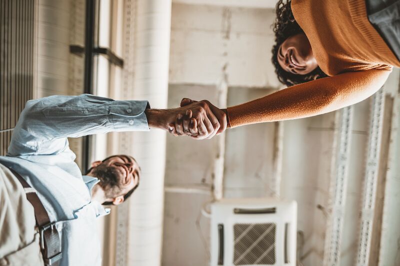 hombre y mujer dándose la mano