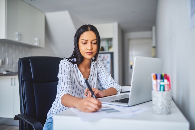 Mujer escribiendo notas