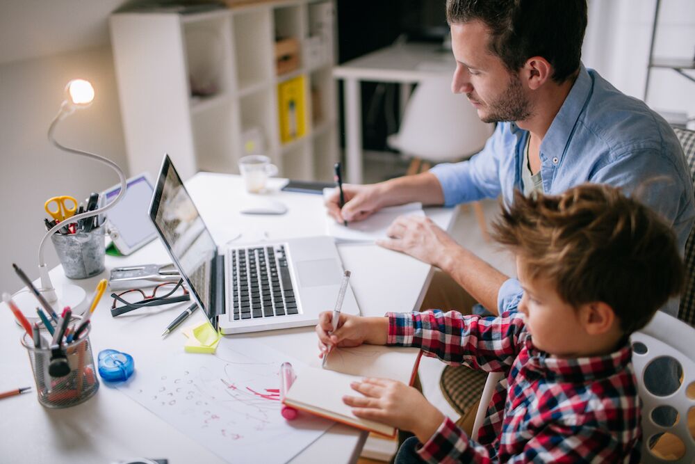 Padre e hijo trabajando en un escritorio