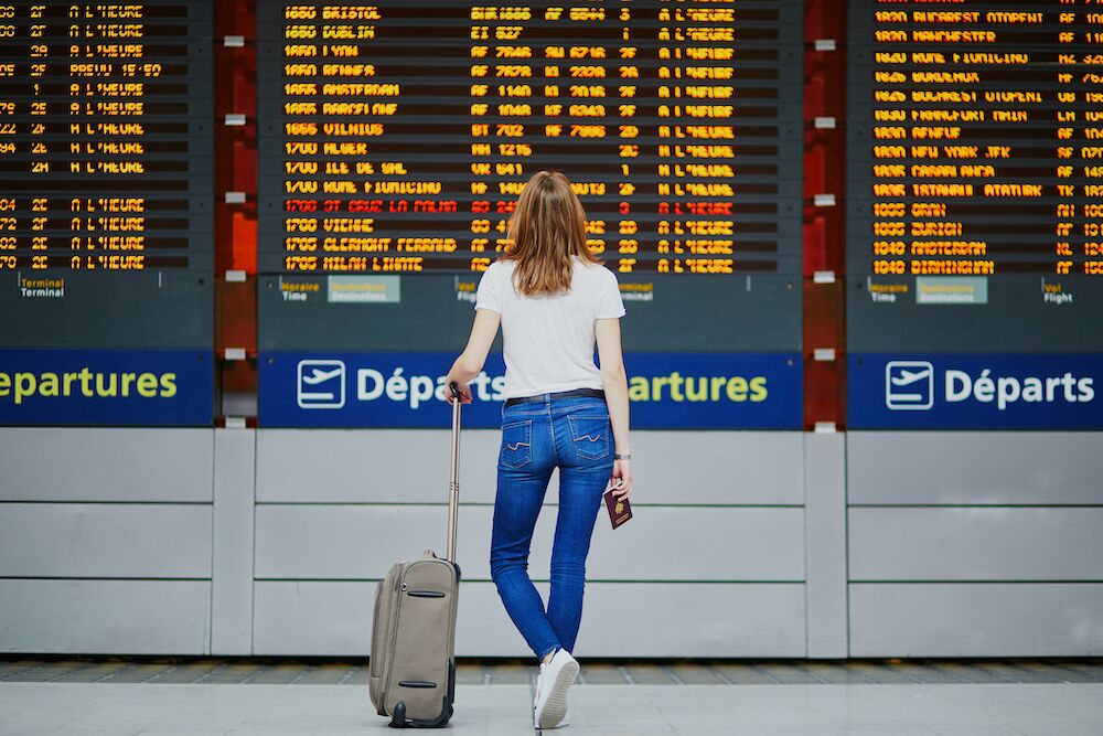 mujer, en, aeropuerto