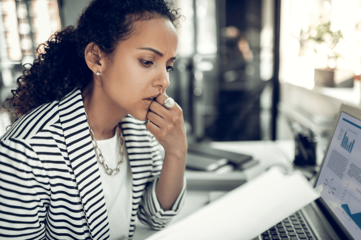 Mujer revisando documento