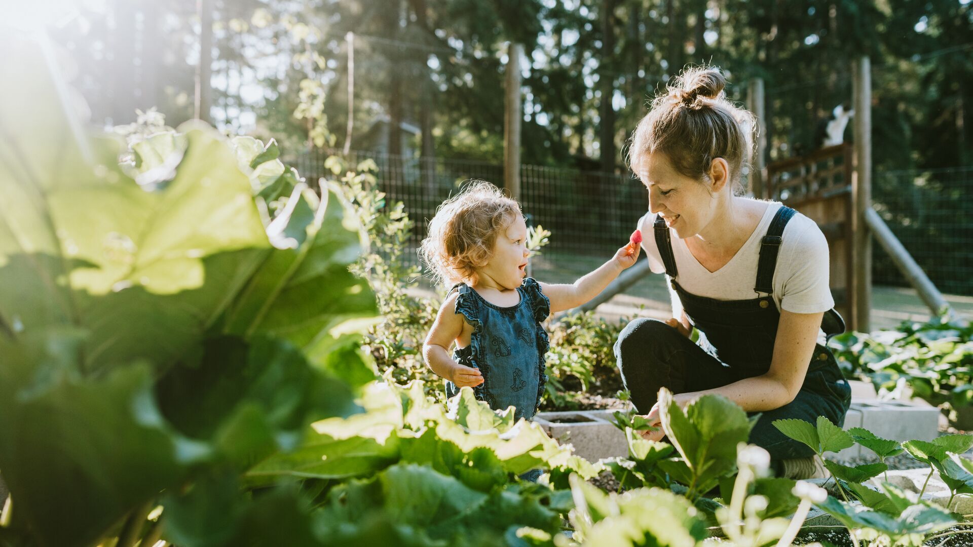 mujer y niño jardinería