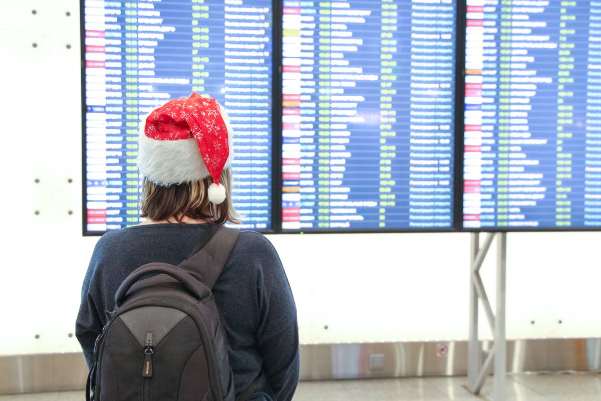 Viajero de vacaciones en un aeropuerto