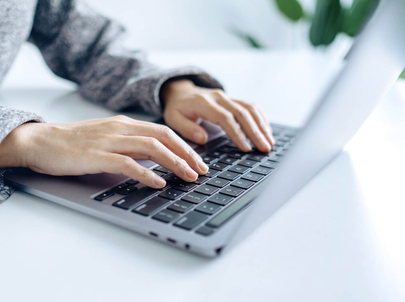 Hombre escribiendo una reseña de LegalShield en una computadora portátil.