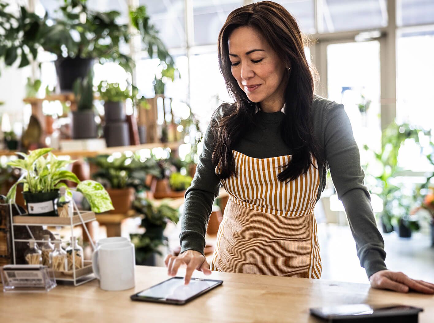 Small business owner scheduling a time on her laptop to speak to a Legalshield provider lawyer.