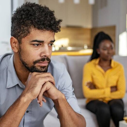 Un matrimonio infeliz que se plantea el divorcio.