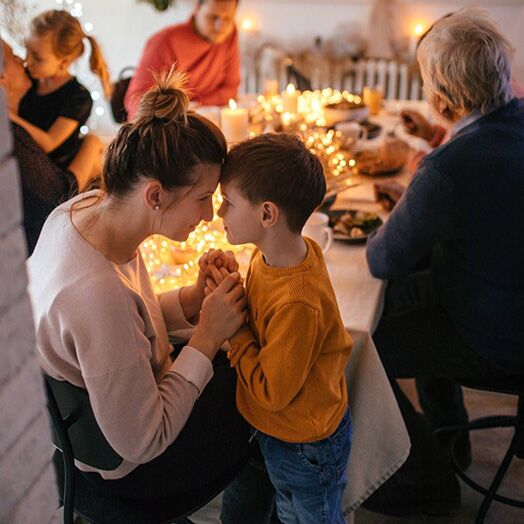 Cena familiar en la que un niño y una niña se despiden de su madre y su padre al levantarse de la mesa.