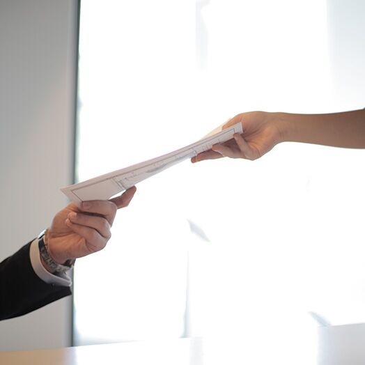 Mujer entregando documentos a su abogado.