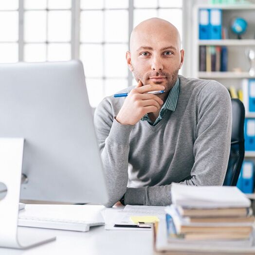 Abogado de negocios trabajando en su despacho.