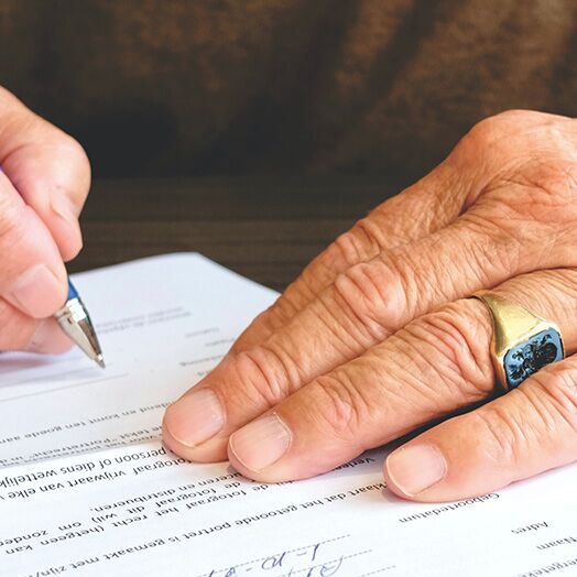 Hombre firmando un documento legal.