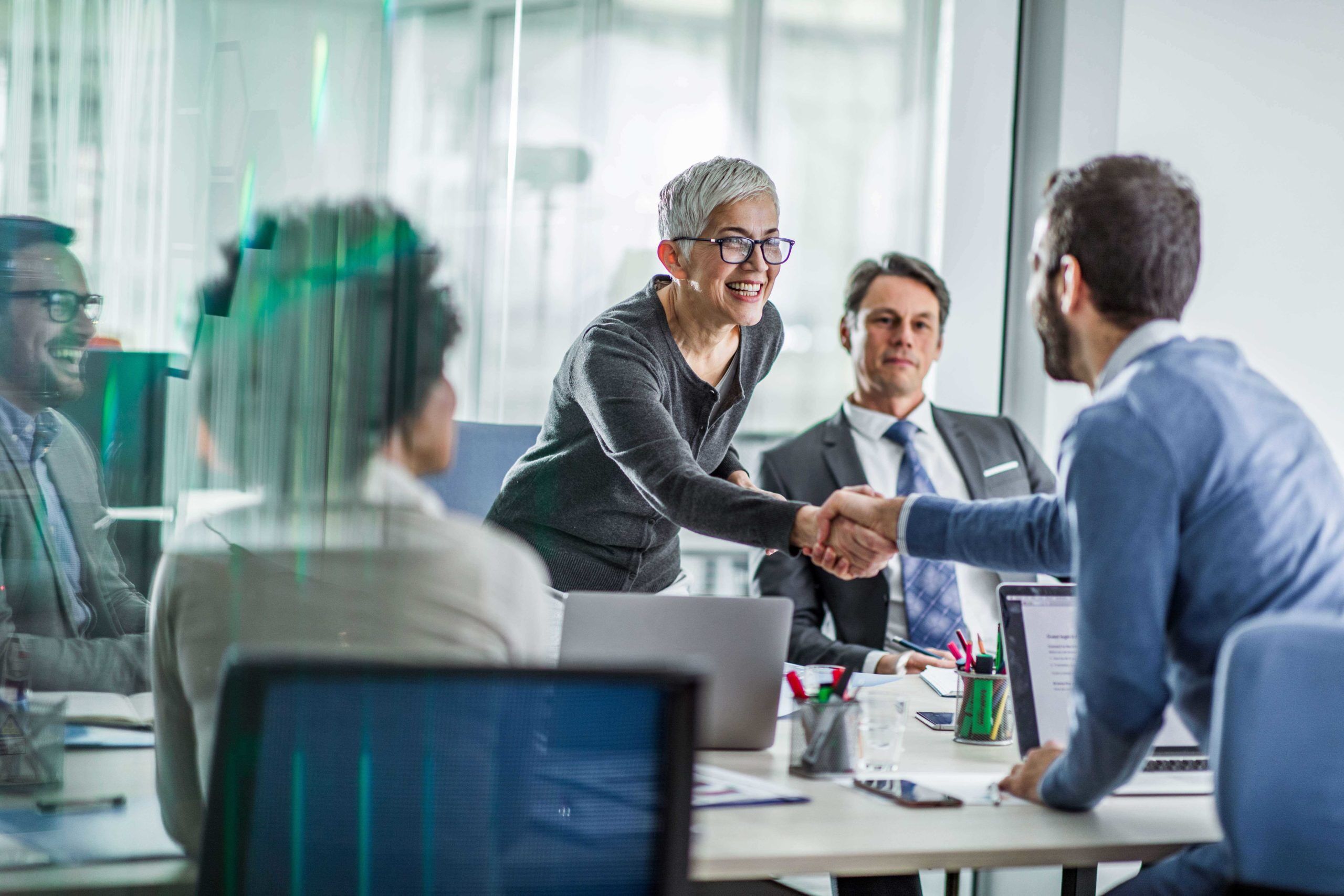 Mujer de negocios estrechando la mano del nuevo empleado