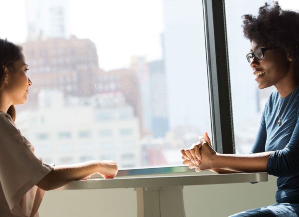 Dos mujeres tienen una discusión sobre planificación patrimonial.