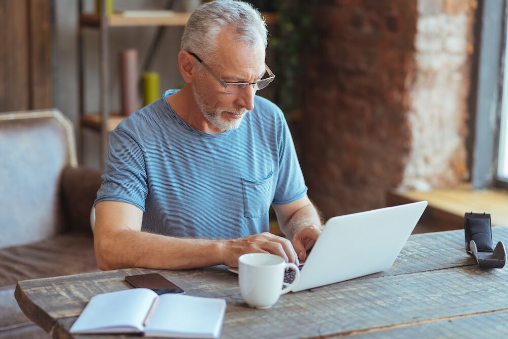 Hombre preparando su última voluntad y testamento en una computadora portátil