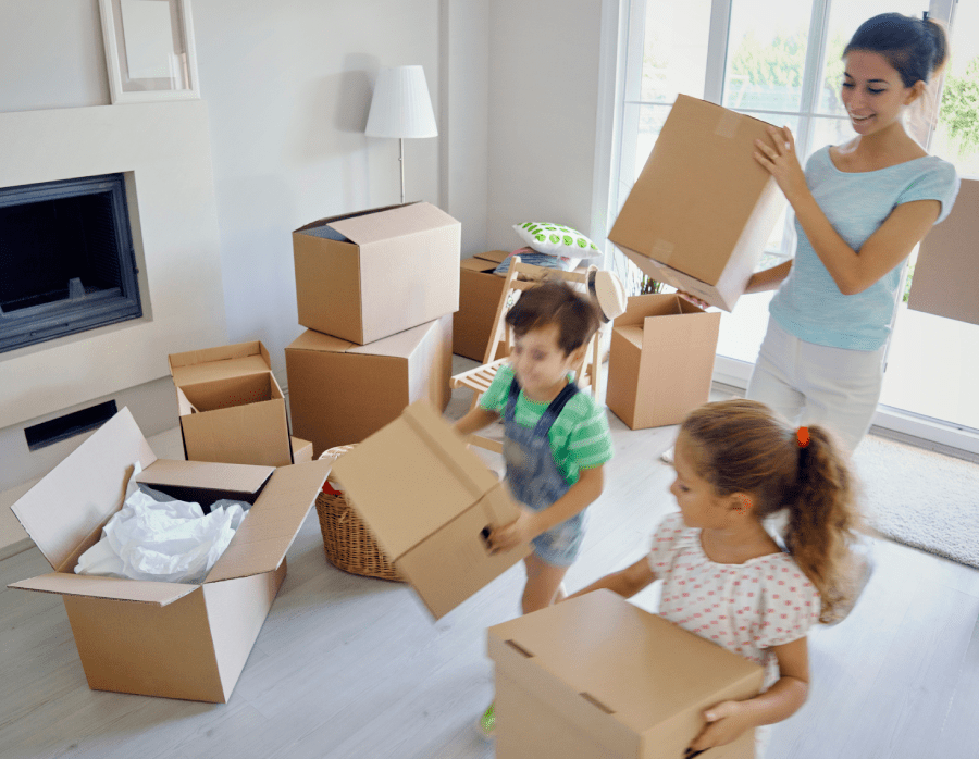 Cajas de embalaje familiar mientras se mueve