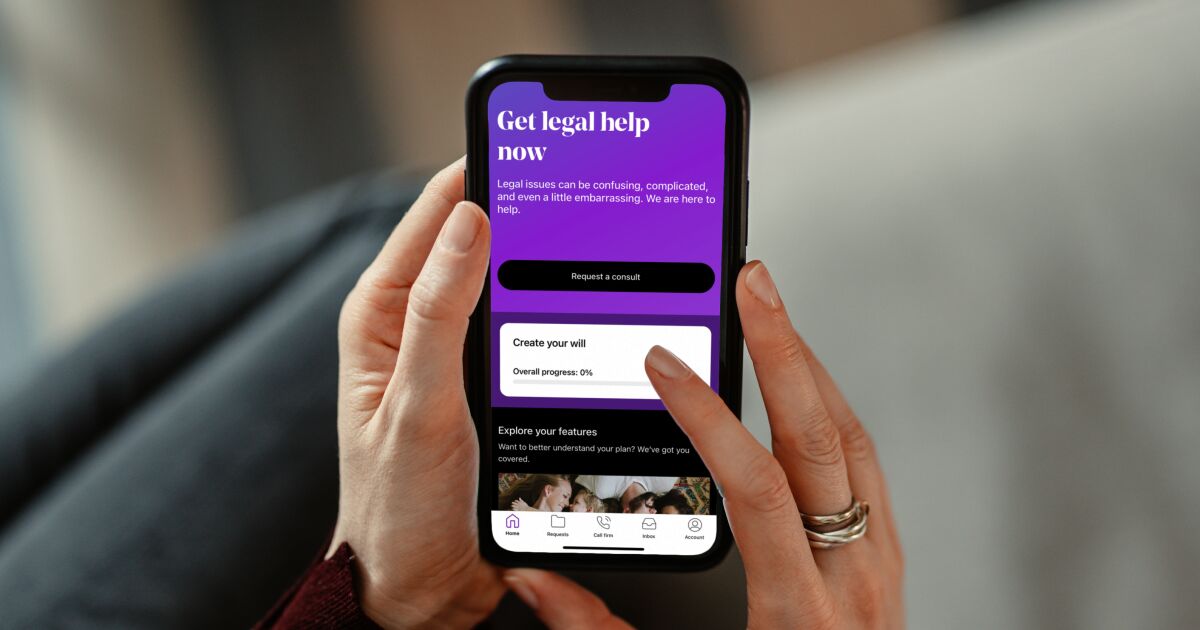 Mujer usando el cuestionario guiado de testamento de LegalShield en su teléfono móvil.