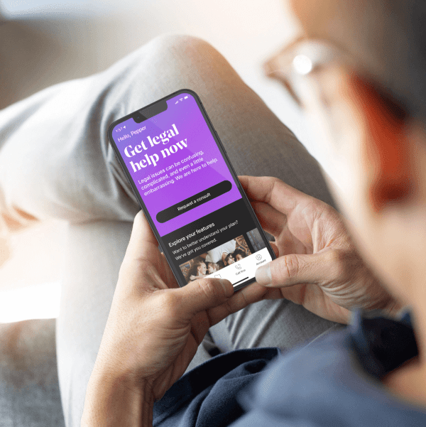 Hombre mirando la aplicación LegalShield en su iPhone