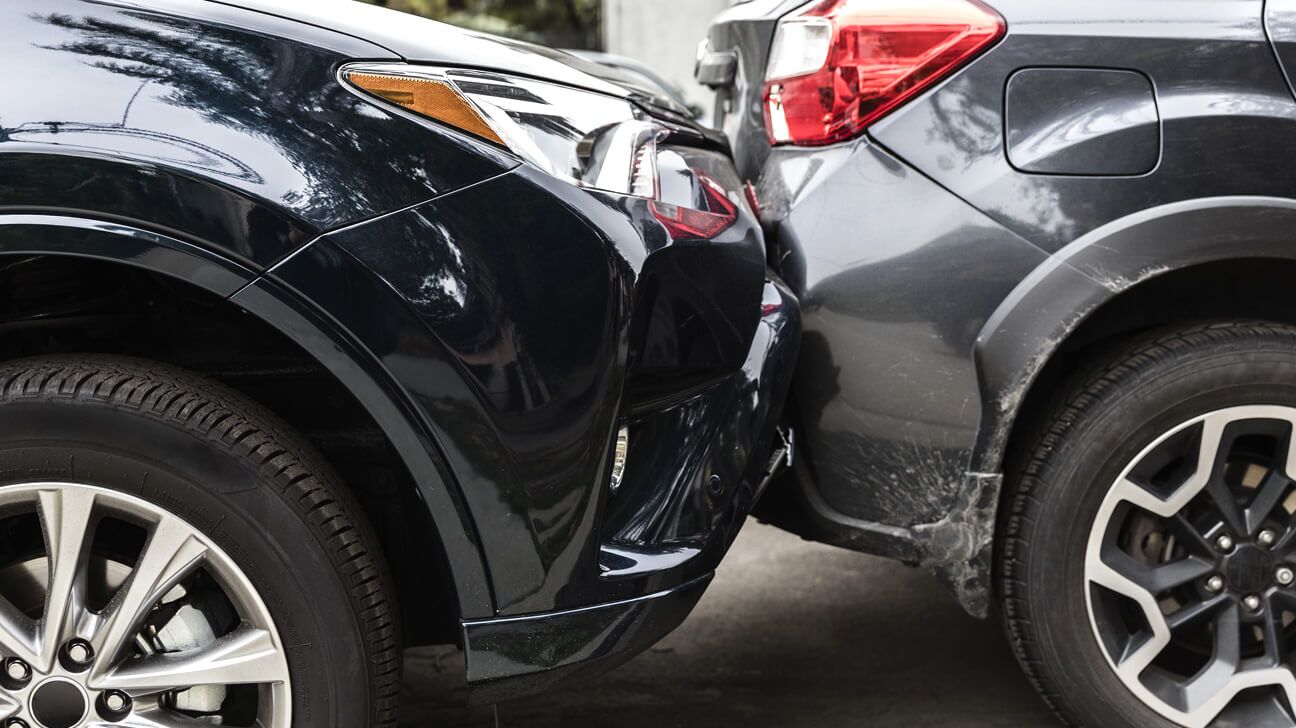 Un accidente de tráfico por detrás entre dos coches.