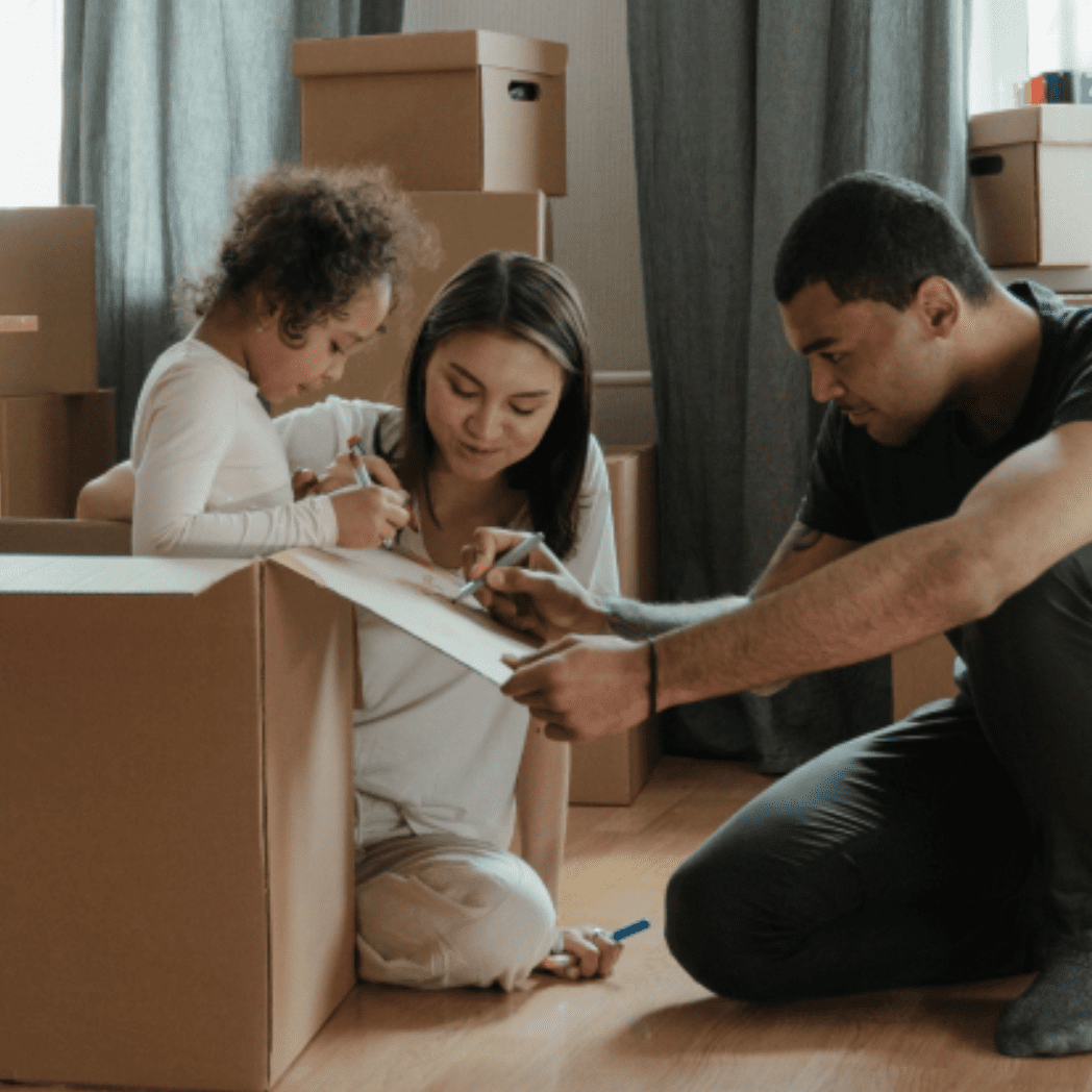 Familia de inquilinos etiquetando cajas de mudanza