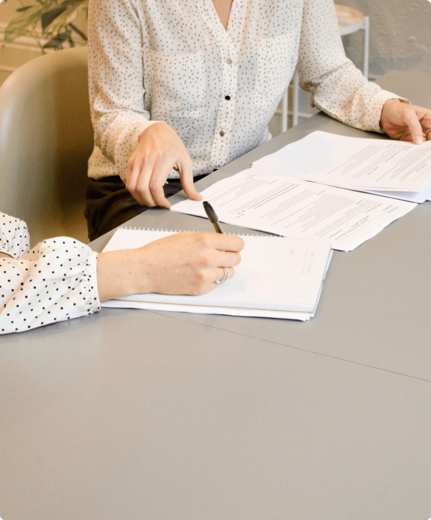 Dos mujeres revisan las condiciones de un contrato de alquiler.