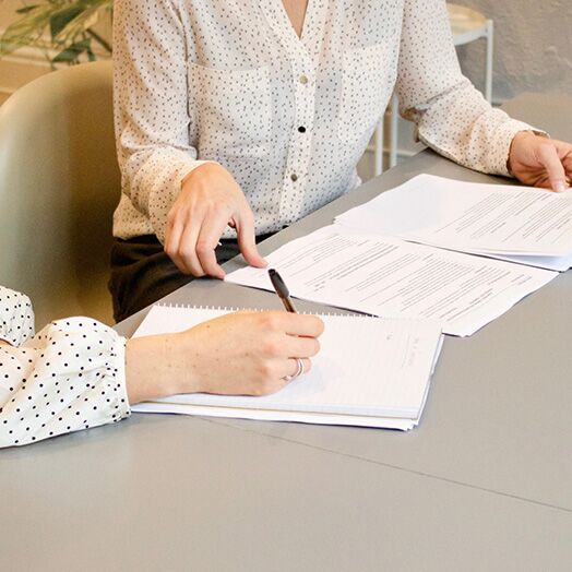 Dos mujeres revisando contratos comerciales.