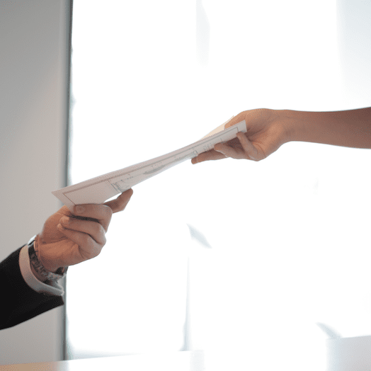 Una mujer entrega los documentos del contrato de alquiler a un abogado para que los revise.