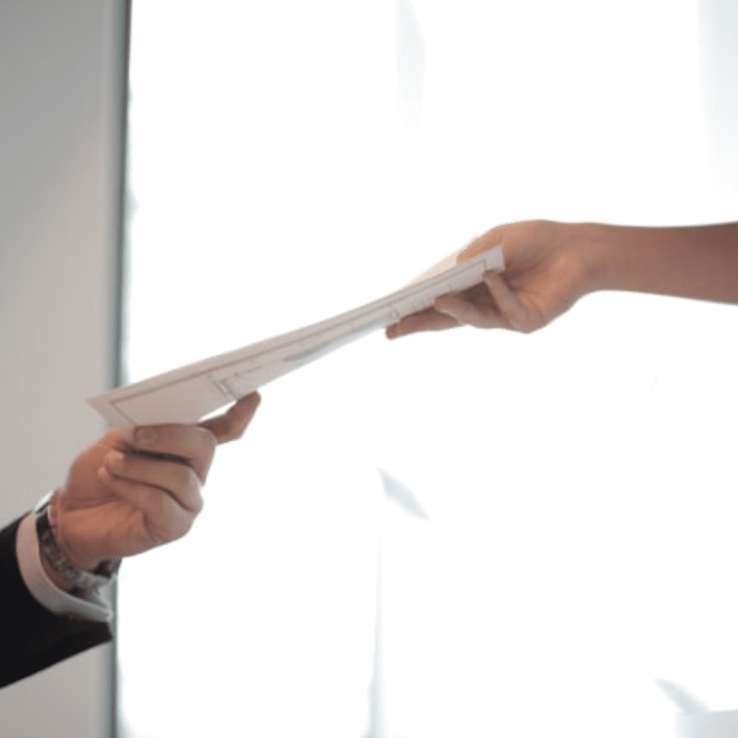 Mujer entregando el contrato de arrendamiento de un casero a un abogado para que lo revise.