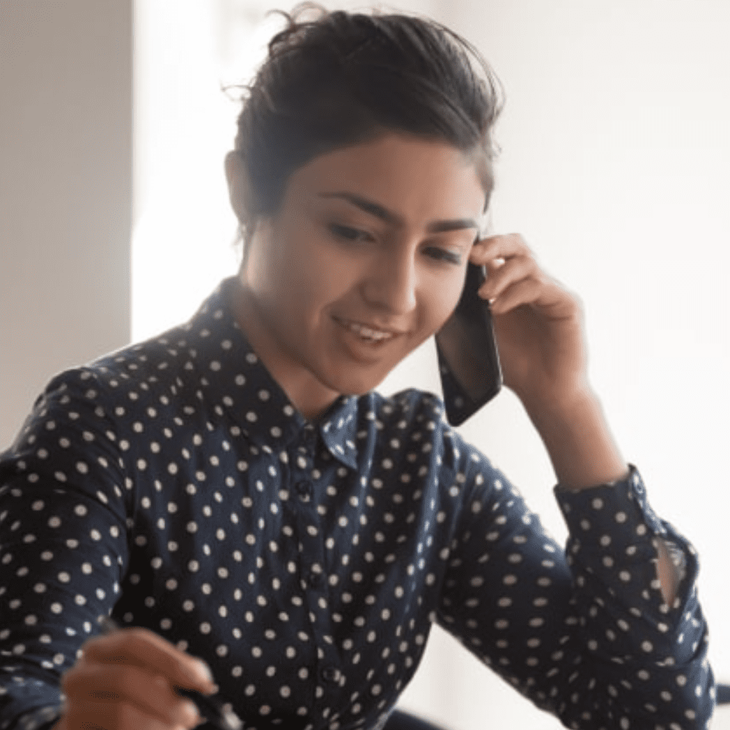 Una joven abogada asesora a un propietario desde su móvil