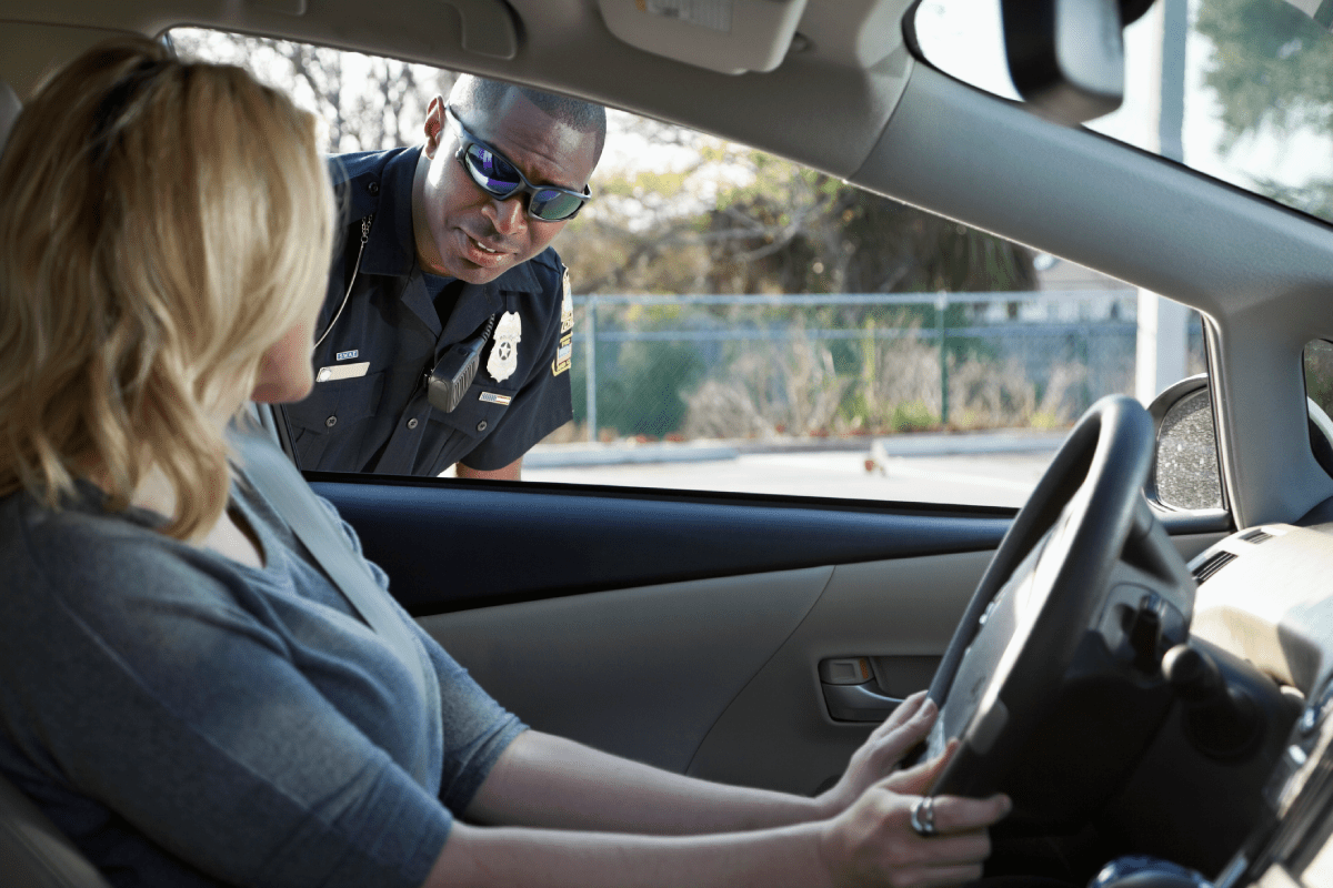 Policía de tráfico hablando con un conductor